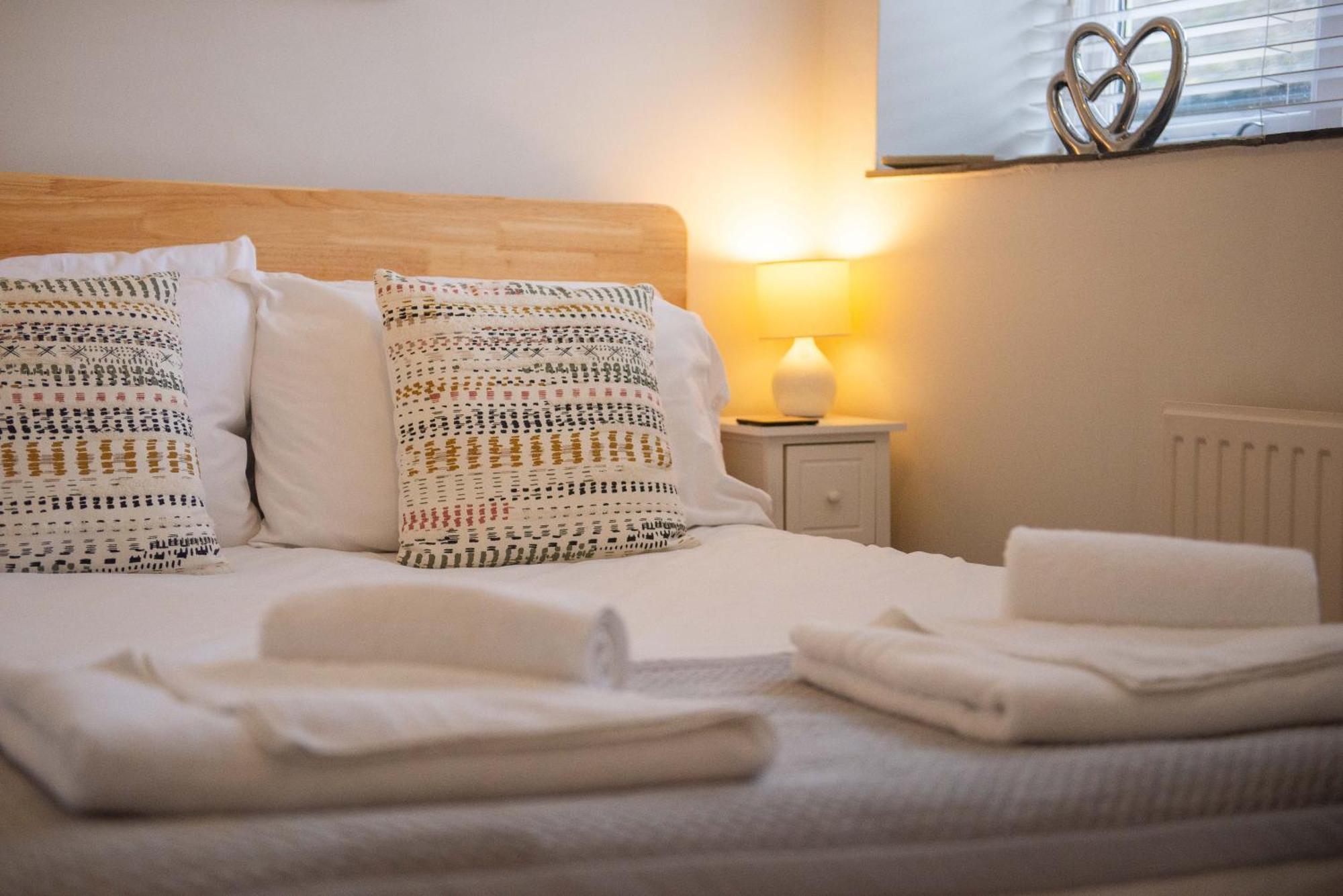 Stylish Townhouse, Work Desk, Fast Wi-Fi, Sleeps 6 סטמפורד מראה חיצוני תמונה